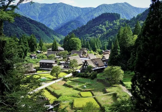 五箇山相倉合掌集落的茅葺屋頂與群山