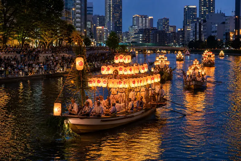 天神祭大川船渡御燈火倒映河面的夏祭景色。