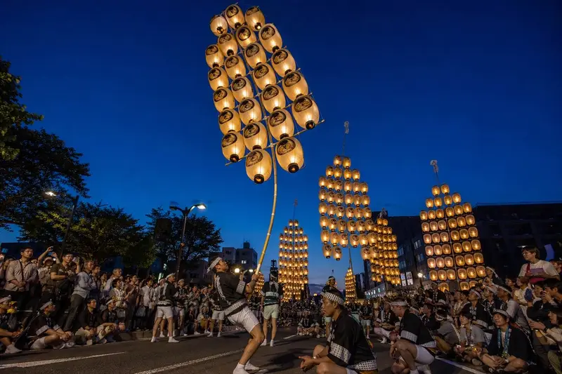 秋田竿燈祭高竿燈籠平衡技藝夜景
