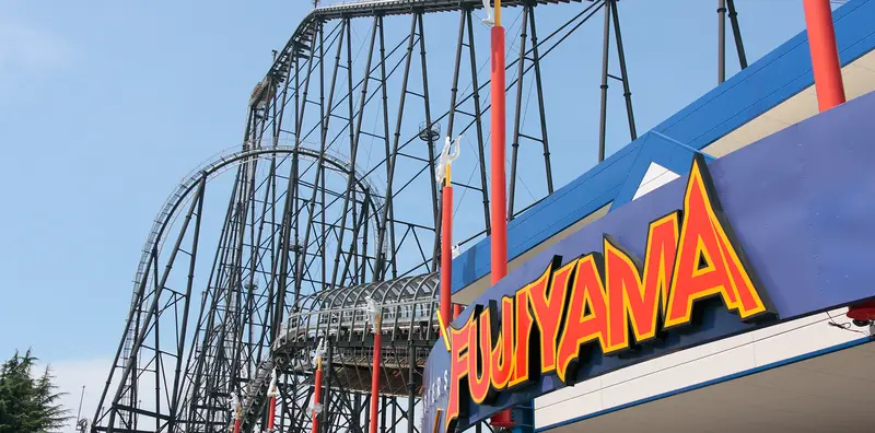 FUJIYAMA 雲霄飛車最高點與富士山遠景示意