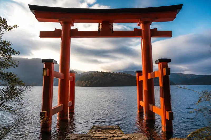 大涌谷火山地形與箱根神社蘆之湖水中鳥居