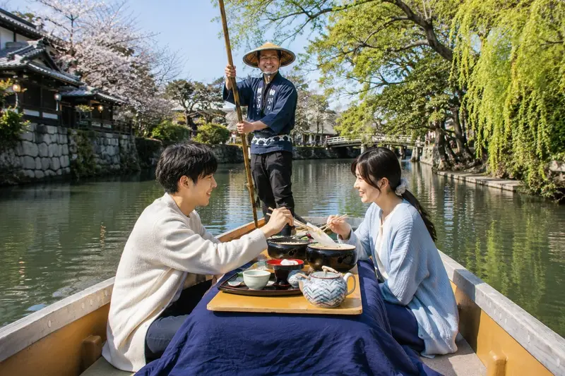船夫撐篙帶遊客穿過柳川低矮石橋