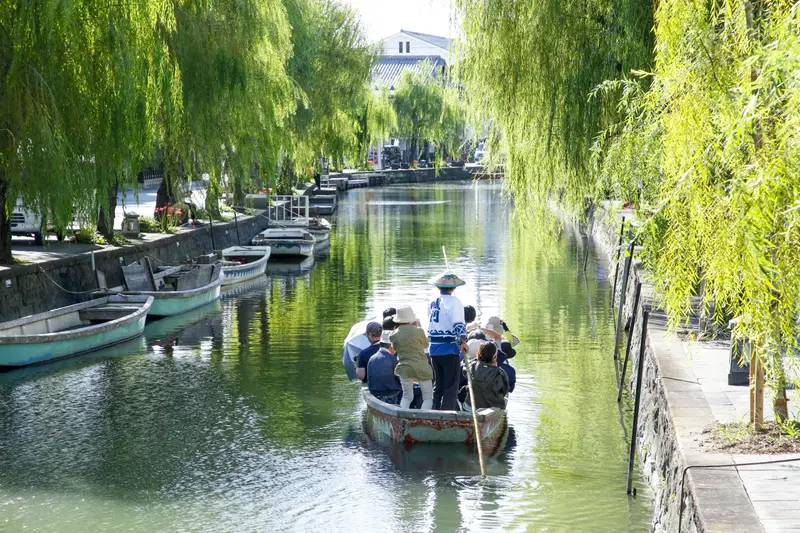 西鐵柳川站周邊的どんこ舟乘船場，旅客排隊準備搭船