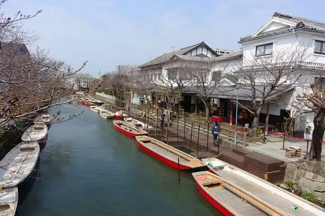 沖端老街：白牆水路與兩岸店家的日常街景