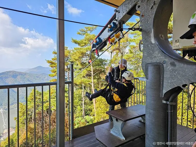 寶賢山水壩高空滑索 짚와이어，從山上沿鋼索滑向水壩對岸的壯觀畫面