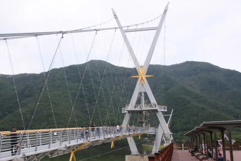 永川寶賢山水壩 530 公尺出렁다리吊橋，橫跨水面的壯觀視角