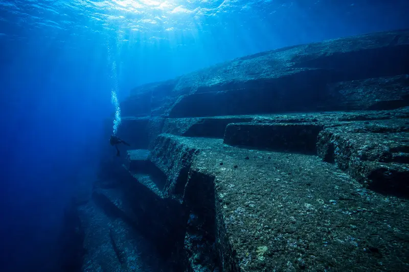 與那國島海底地形與潛水員剪影，呈現海底遺跡般的壯觀景象。