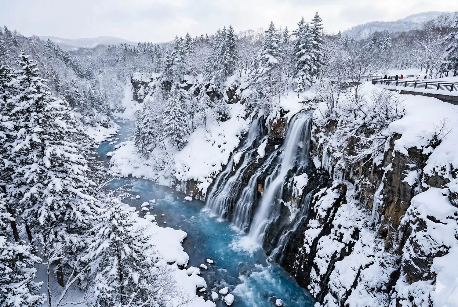 白鬚瀑布碧藍溪流