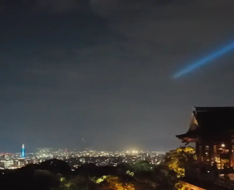 清水寺夜景，遠方可見京都塔（實拍）