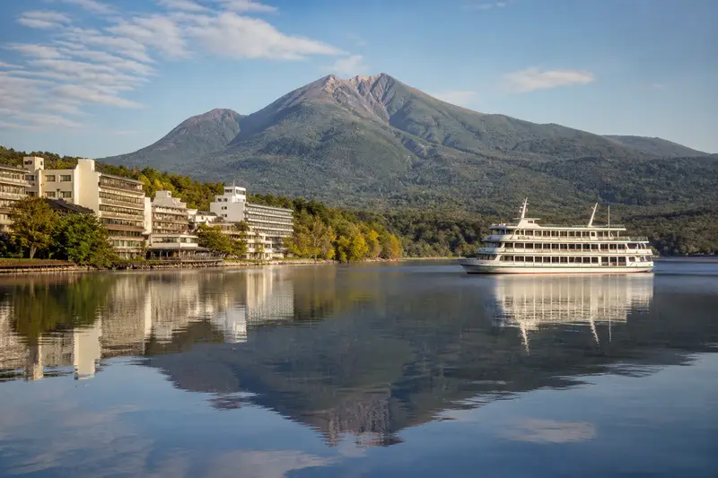 阿寒湖畔溫泉街與雄阿寒岳