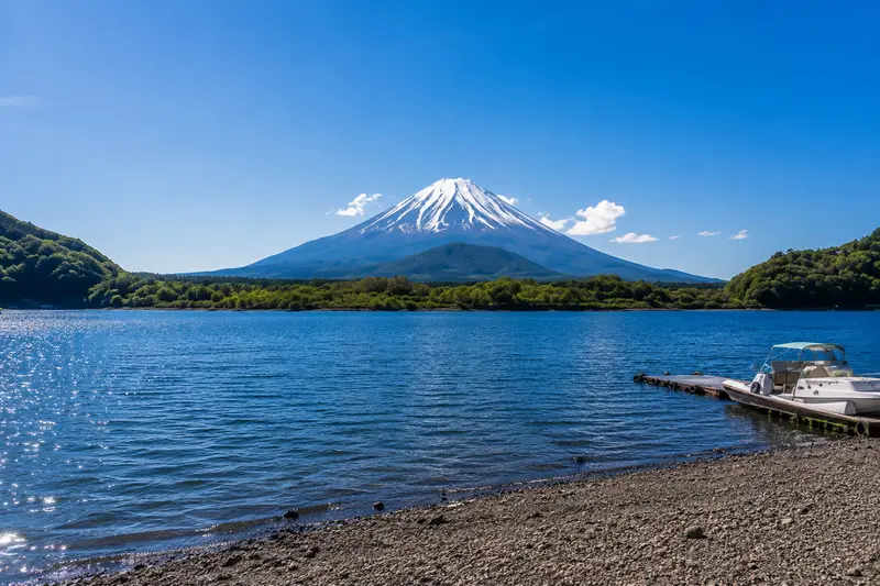 精進湖畔與富士山