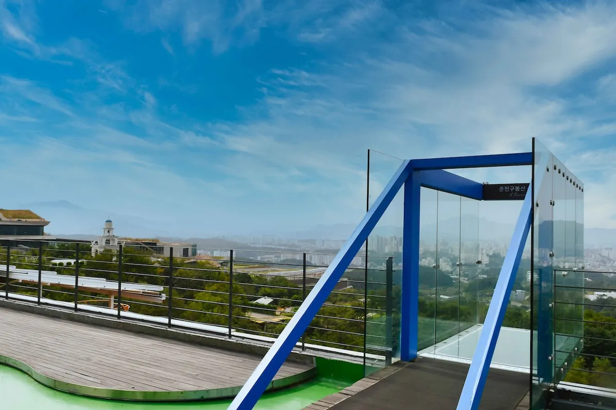 九峰山觀景台俯瞰山林