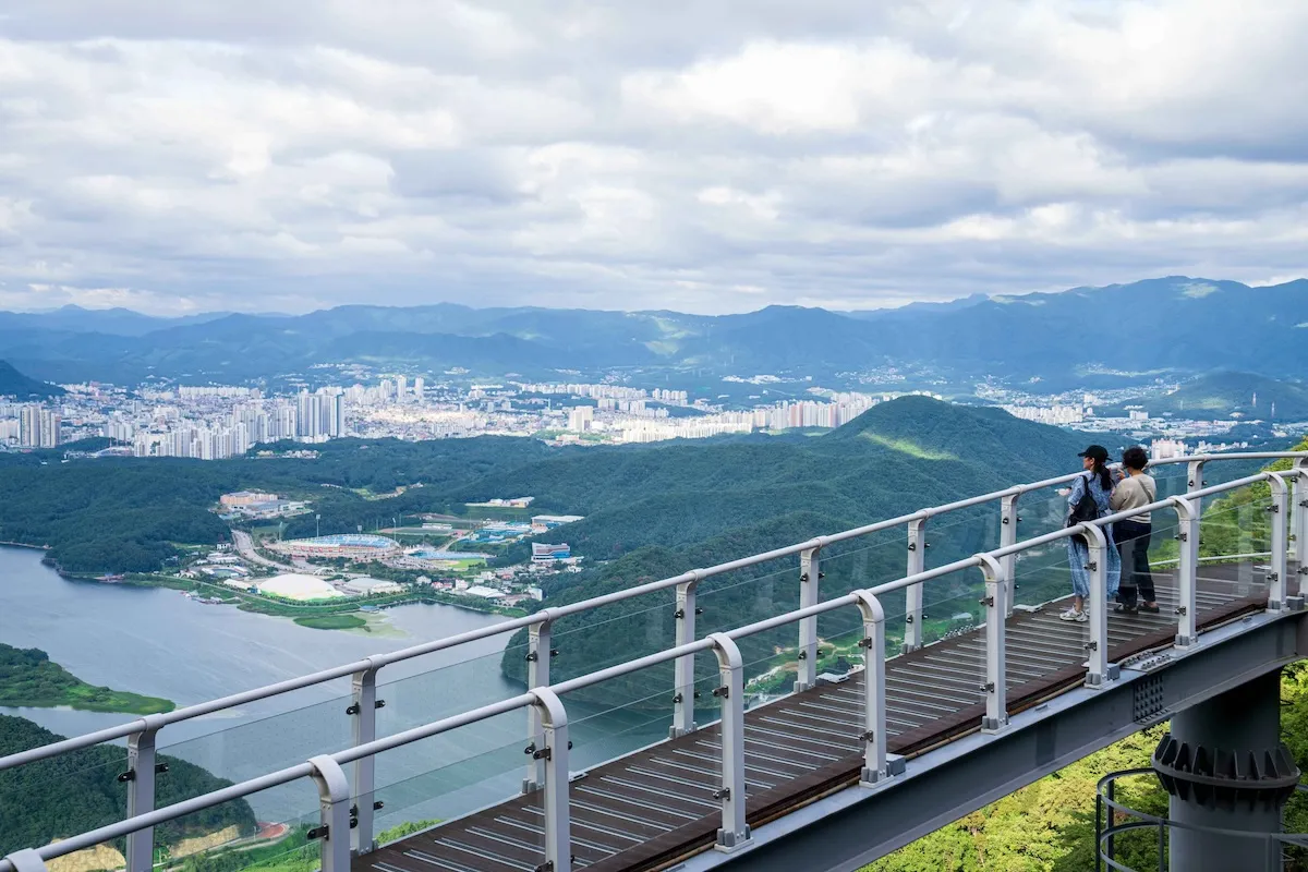 衣岩湖天空步道湖光山色