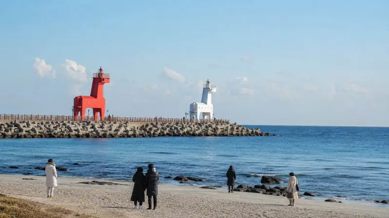 濟州梨湖海邊紅白馬燈塔冬季