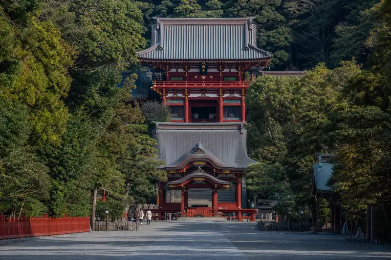 鶴岡八幡宮朱紅本宮與石階