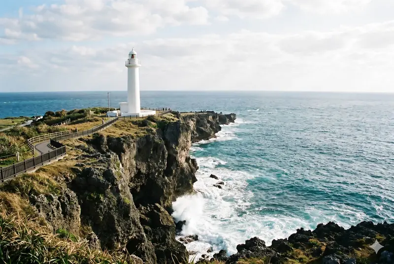 沖繩殘波岬白色燈塔與海岸