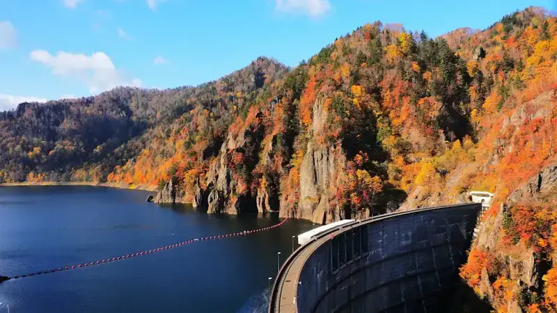 豐平峽水庫紅葉倒映湖面