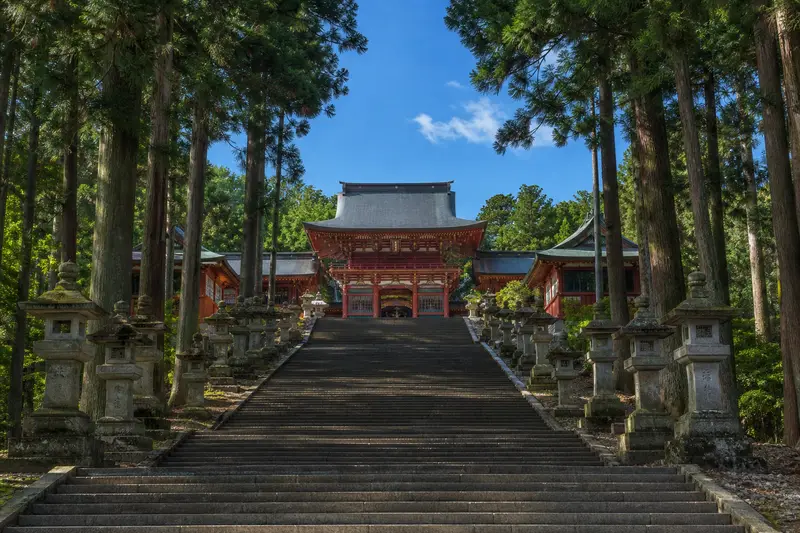 鹽竈神社朱紅社殿與石階參道