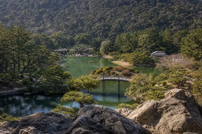 栗林公園飛來峰眺望偃月橋