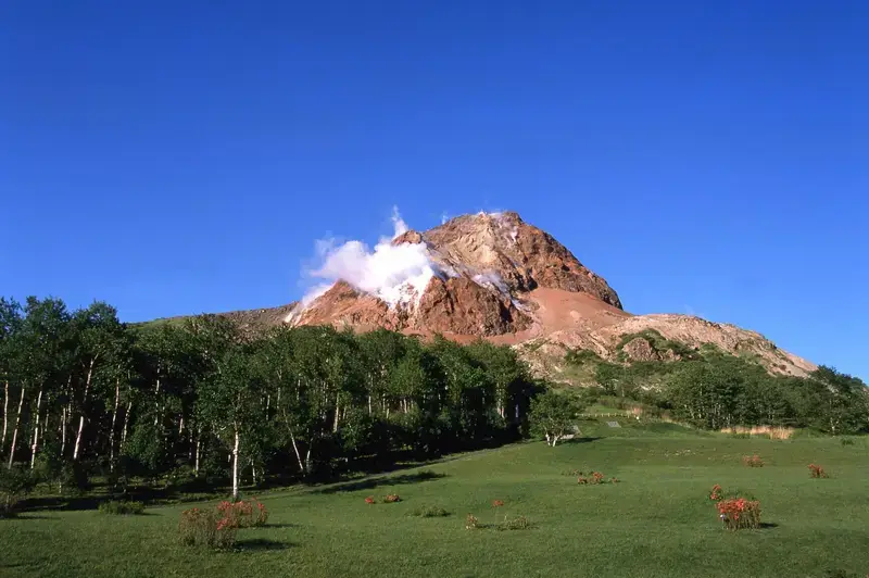 昭和新山紅褐色火山體與地熱煙氣